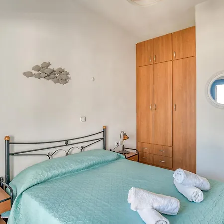 Cosy Traditional With Shared Pool In *