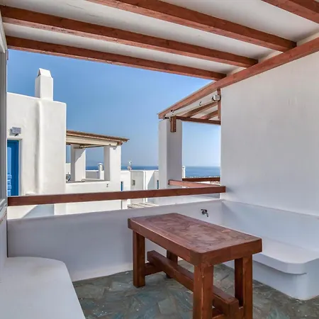 Cosy Traditional With Shared Pool In *