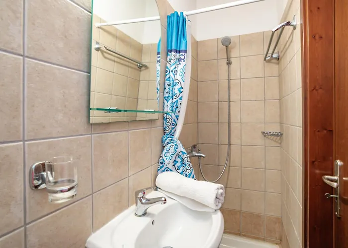 Cosy Traditional With Shared Pool In *